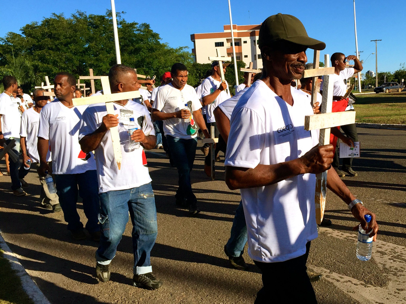 Members of quilombola communities in Tocantins march on the state capitol to demand their right to land.